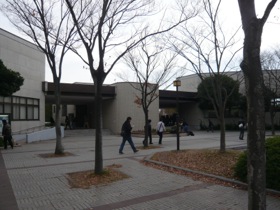 基礎教育棟.入り口2